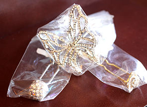 キラキラ輝くヘア飾りの商品写真