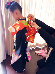 富士市美容室ショコラの七五三の着付け風景画像