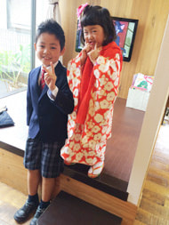 これから七五三で楽しそうな二人のお子様の写真
