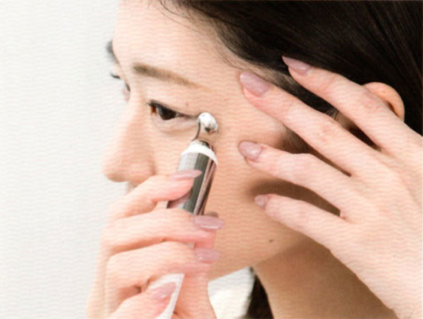 富士市美容室ショコラがおすすめする美顔器一体型アイクリーム・ルリーク ムービングリンクルケアクリーム美顔器内臓アプリケーターの使用方法